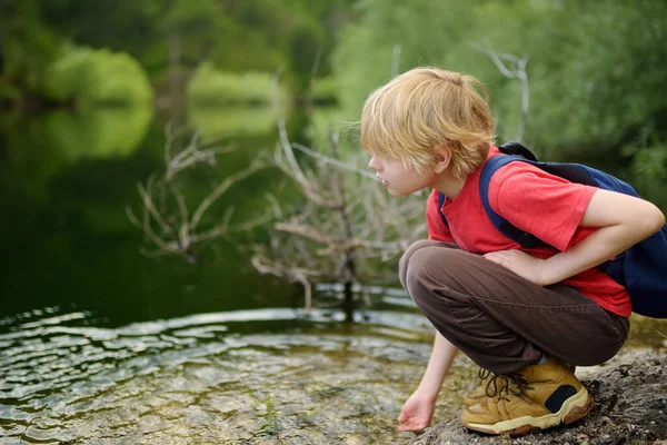 Niño Preadolescente Camisa Roja Está Explorando Naturaleza Jugando Con Agua — Foto de Stock