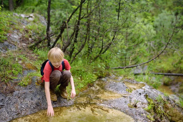 Preteen Αγόρι Κόκκινο Πουκάμισο Εξερευνά Φύση Και Παίζει Νερό Στο — Φωτογραφία Αρχείου