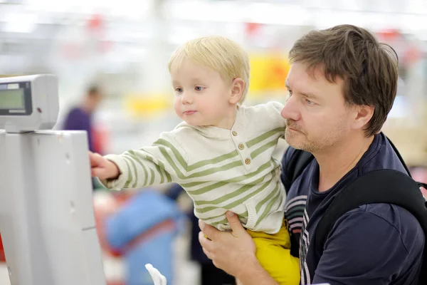 Menino Bonito Seu Pai Meia Idade Uma Loja Alimentos Supermercado — Fotografia de Stock