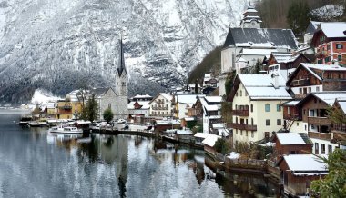 Kış Avusturya Alpleri'nde Hallstatt köyünün doğal görünümünü. Hallstatt ünlü kartpostal görünümü