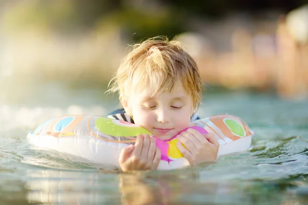 Mały Chłopiec Pływający Kolorowym Pływającym Pierścieniem Morzu Słoneczny Letni Dzień — Zdjęcie stockowe