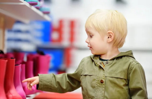 Blonder Kleiner Junge Beim Einkaufen Mit Seinen Eltern Mode Saisonale — Stockfoto