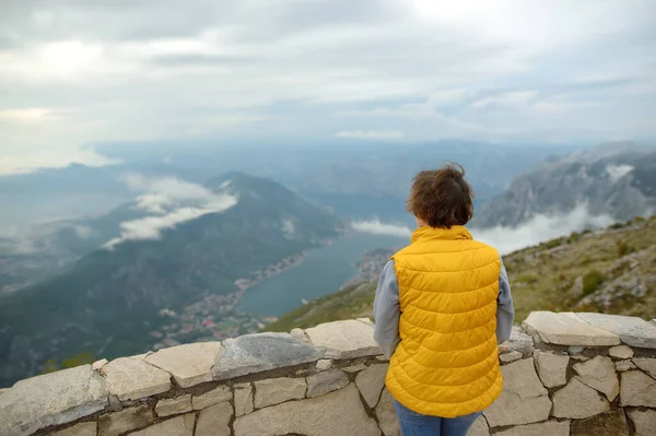 Τουριστική Γυναίκα Θαυμάζει Την Εναέρια Θέα Της Οροσειράς Και Του — Φωτογραφία Αρχείου