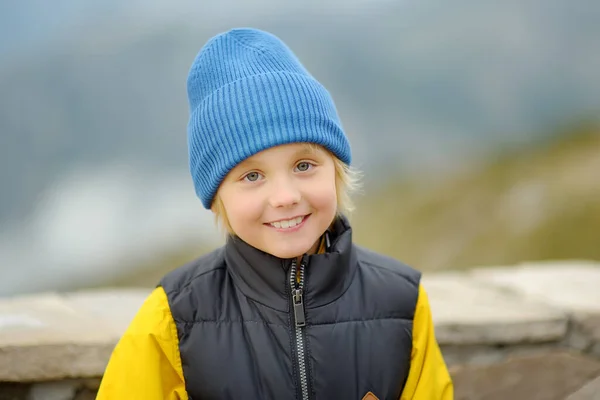 Aranyos Gyermekturista Portré Montenegrói Lovcen Nemzeti Parkban Vidám Kiskorú Fiú — Stock Fotó
