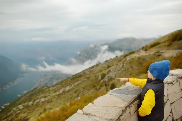 Turysta Dziecięcy Podziwia Widok Góry Parku Narodowym Lovcen Czarnogóra Malowniczy — Zdjęcie stockowe