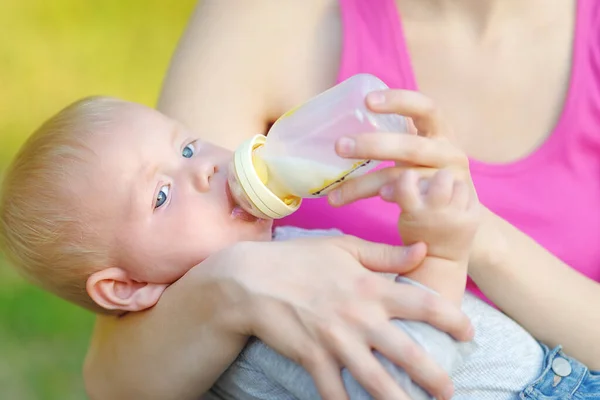 母親の手のボトルから牛乳を飲む愛らしい赤ん坊の少年 ママは子供に与える フォー人工栄養の公式 乳児のための健康的な食べ物 — ストック写真