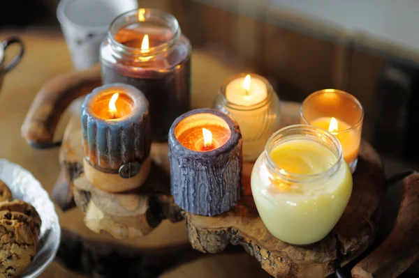 Zapachowe Świece Pięknie Palą Się Drewnianym Stole Cute Przytulny Wystrój — Zdjęcie stockowe