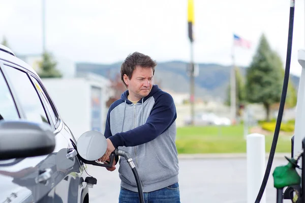 車のガソリン燃料の充填中年男性の肖像画 — ストック写真