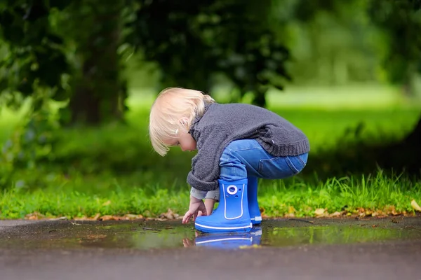 Весной Общественном Парке Забавный Малыш Играет Водой Луже Летний Отдых — стоковое фото