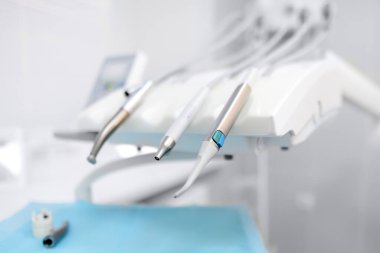 Profesyonel dişçi aletleri ve aletler muayenehanede. Diş hekimi randevusu. Hijyen ve dişler sağlıklı..