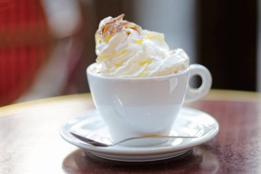 Kahve ya da kafede masada krem şanti ile sıcak çikolata