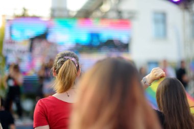 Lgbt Onur Yürüyüşü sırasındaki insanların arka görünümü. Şehir sokaklarında gökkuşağı bayrağıyla kalabalık. Cinsel azınlıkların eşitliği için mücadele