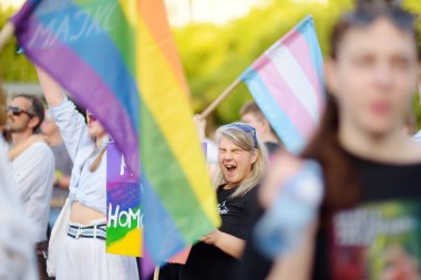 Podgorica, Karadağ - 8 Ekim 2022: Karadağ 'ın Podgorica kentinde düzenlenen On Lgbt Onur Yürüyüşü sırasında halk sütununa bakış. Şehir caddesinde gökkuşağı bayrağı ve pankartlarla kalabalık var. Eşitlik için mücadele