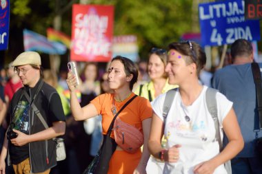 Podgorica, Karadağ - 8 Ekim 2022: Karadağ 'ın Podgorica kentinde düzenlenen On LGBT Onur Yürüyüşü sırasında halk sütununa bakış. Şehir caddesinde gökkuşağı bayrağı ve pankartlarla kalabalık var. Eşitlik için mücadele