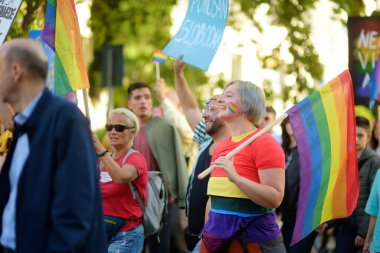 Podgorica, Karadağ - 8 Ekim 2022: Karadağ 'ın Podgorica kentinde düzenlenen On Lgbt Onur Yürüyüşü sırasında halk sütununa bakış. Şehir caddesinde gökkuşağı bayrağı ve pankartlarla kalabalık var. Eşitlik için mücadele