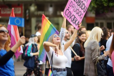 Podgorica, Karadağ - 8 Ekim 2022: Karadağ 'ın Podgorica kentinde düzenlenen Ten Pride LGBT Parade sırasında halk sütununa bakış. Şehir caddesinde gökkuşağı bayrağı ve pankartlarla kalabalık var. Eşit haklar için savaş