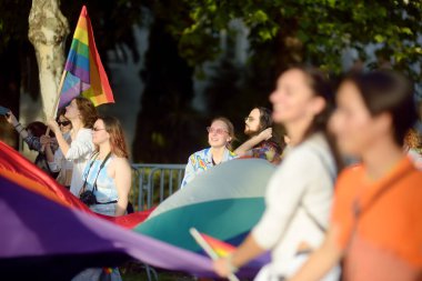 Podgorica, Karadağ - 8 Ekim 2022: Karadağ 'ın Podgorica kentinde düzenlenen On LGBT Onur Yürüyüşü sırasında büyük gökkuşağı bayrağı taşıyan bir grup insana bakın. Cinsel azınlıkların eşitliği için mücadele
