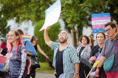 Podgorica, Karadağ - 8 Ekim 2022: Karadağ 'ın Podgorica kentinde düzenlenen On Lgbt Onur Yürüyüşü sırasında halk sütununa bakış. Şehir caddesinde gökkuşağı bayrağı ve pankartlarla kalabalık var. Eşit haklar için savaş