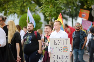 Podgorica, Karadağ - 8 Ekim 2022: Karadağ 'ın Podgorica kentinde düzenlenen On Lgbt Onur Yürüyüşü sırasında halk sütununa bakış. Şehir caddesinde gökkuşağı bayrağı ve pankartlarla kalabalık var. Eşitlik için mücadele