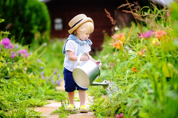 Roztomilý Chlapeček Slamáku Zalévá Rostliny Plechovkou Dvorku Slunečného Letního Dne — Stock fotografie