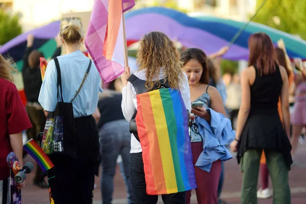 Podgorica, Karadağ - 8 Ekim 2022: Karadağ 'ın Podgorica kentinde düzenlenen On Lgbt Onur Yürüyüşü sırasında halk sütununa bakış. Şehir caddesinde gökkuşağı bayrağı ve pankartlarla kalabalık var. Eşitlik için mücadele