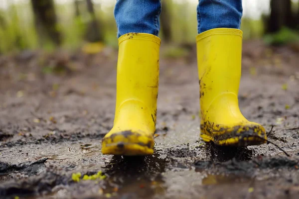 Złośliwe Przedszkolak Dziecko Żółtych Gumowych Butach Deszczowych Skaczące Dużej Mokrej — Zdjęcie stockowe