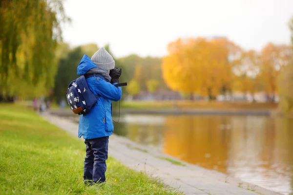 Kleiner Junge Beim Spaziergang Stadtpark Einem Sonnigen Herbsttag Kind Erkundet — Stockfoto
