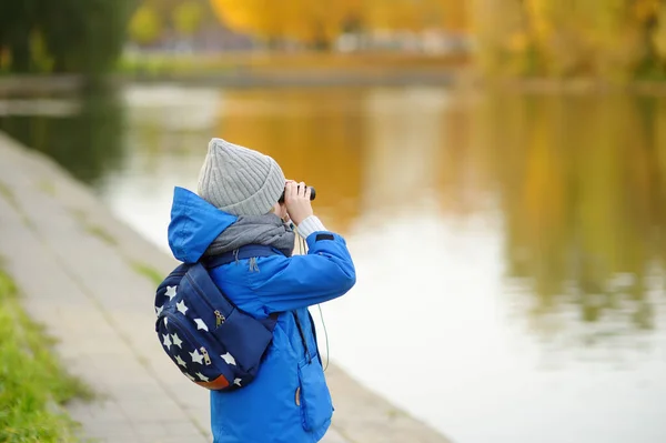 Kleiner Junge Beim Spaziergang Stadtpark Einem Sonnigen Herbsttag Kind Erkundet — Stockfoto