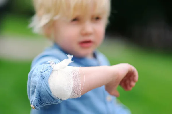Băieţel Drăguţ Uită Cot Bandaj Aplicat Conceptul Sănătate Medicină Pentru — Fotografie, imagine de stoc