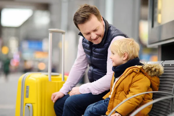 Милый Мальчик Отец Ждут Экспресс Поезд Платформе Железнодорожного Вокзала Ждут — стоковое фото