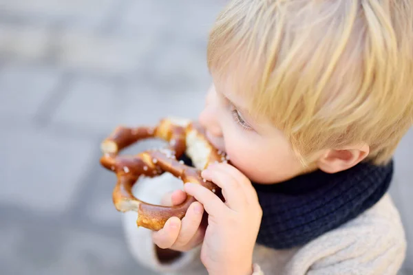 Pouco Turista Comer Pão Tradicional Bávaro Chamado Pretzel Munique Alemanha — Fotografia de Stock
