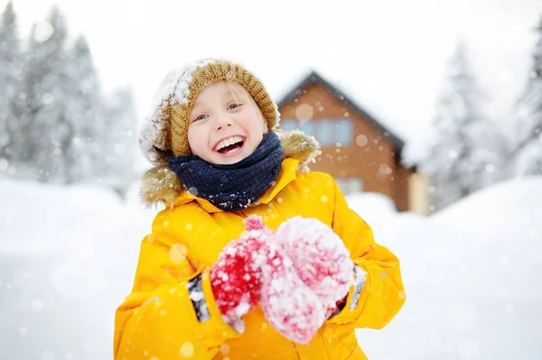 Szczęśliwy Nastoletni Chłopiec Bawiący Się Świeżym Śniegiem Podczas Opadów Śniegu — Zdjęcie stockowe