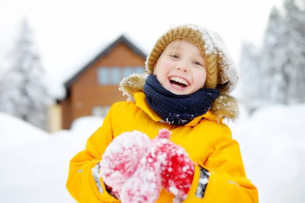 Preteen Boy Beim Spielen Mit Frischem Schnee Urlaub Den Europäischen — Stockfoto