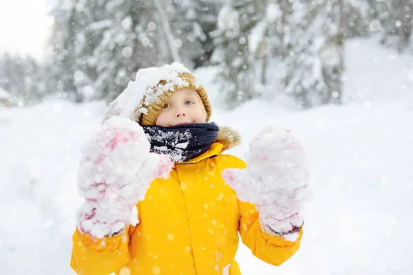 Szczęśliwy Nastoletni Chłopiec Bawiący Się Świeżym Śniegiem Podczas Opadów Śniegu — Zdjęcie stockowe