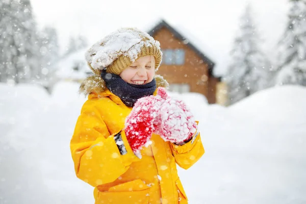 Šťastný Chlapec Před Pubertou Baví Hrát Čerstvým Sněhem Během Sněžení — Stock fotografie