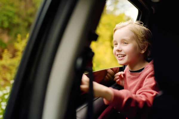 可爱的十多岁男孩在家庭路上从车窗往外看 享受着愉快的假期 秋节假期快乐的孩子和父母一起旅行 哪儿都去 — 图库照片