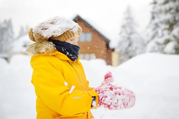 ヨーロッパアルプスの休暇中に新鮮な雪で遊んで楽しんでいる19人の少年 暖かい服 スカーフを着用した子供 休日の時間に子供のためのアクティブな冬の屋外レジャー — ストック写真