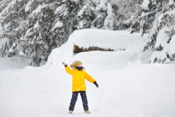 Niño Preadolescente Divirtiéndose Jugando Con Nieve Fresca Durante Las Vacaciones — Foto de Stock