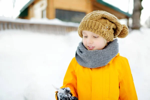 Kopfschuss Eines Frühlings Der Einem Wintertag Mit Eiszapfen Spielt Kind — Stockfoto