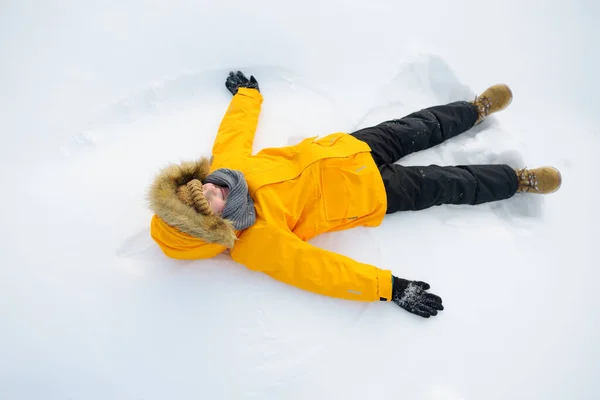 Visão Superior Criança Fazendo Anjo Neve Menino Brincando Snowdrift Divertindo — Fotografia de Stock