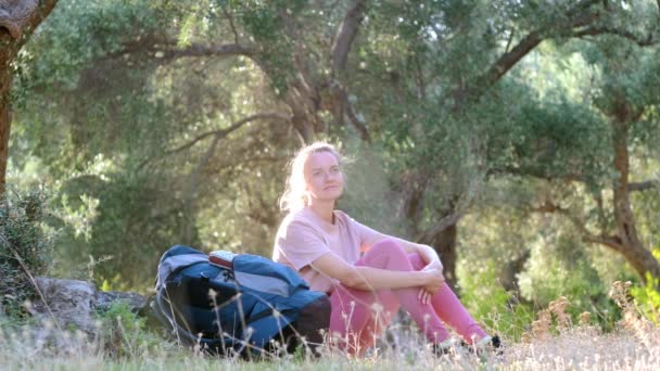 徒步旅行时 年轻女子在橄榄林中歇息 年轻姑娘在欧洲的山上远足 冒险的概念 极端的生存 单程旅行 背包远足 — 图库视频影像