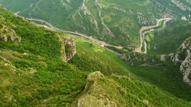 Panoramatický Letecký Výhled Hory Dálnici Horskou Řeku Údolí Horská Krajina Stock Video