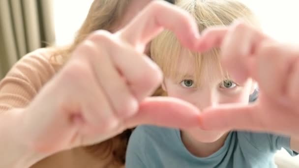 用双手 母亲和儿子来为你的心灵增光 它经常被用作保护家庭和儿童基金 医疗保健和无父母休假儿童监护的标志 它是善良 慈善的象征 — 图库视频影像
