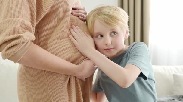 Menino Escola Abraçando Ouvindo Barriga Sua Mãe Grávida Mãe Grávida — Vídeo de Stock