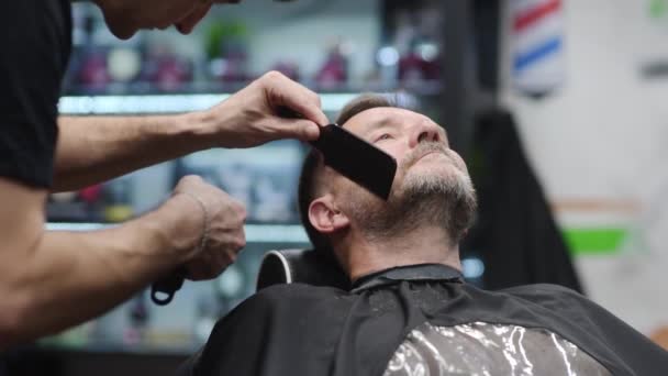 Friseurmeister Rasiert Sich Salon Den Schönen Reifen Bärtigen Mann Haarkünstler — Stockvideo