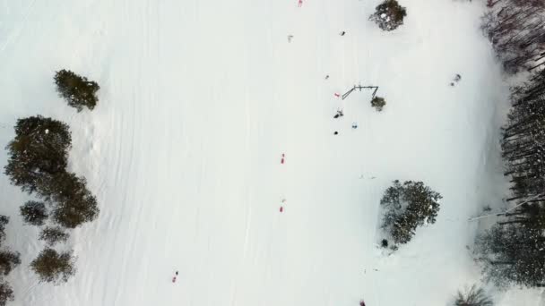 Neobvyklý Pohled Dronu Lyžařského Střediska Lidé Lyžují Vleku Vrcholek Svahu — Stock video