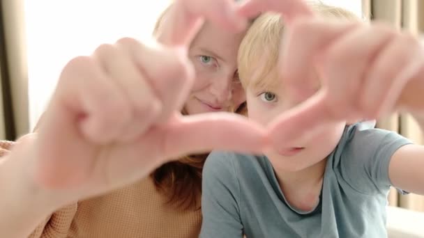 Gesten Herz Mit Händen Mutter Und Sohn Verwendet Oft Für — Stockvideo