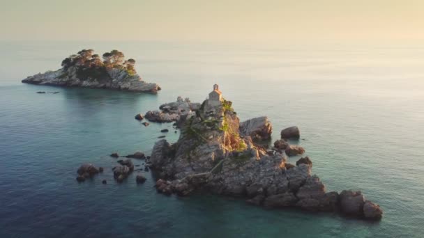 Atemberaubende Sonnenuntergang Luftaufnahme Von Einer Drohne Der Winzigen Kirche Sveta — Stockvideo