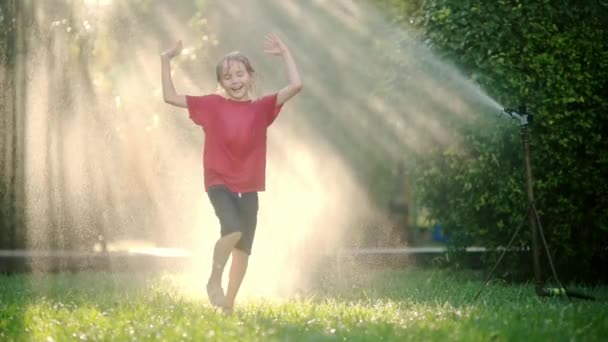 Медленно Движущееся Видео Забавного Мальчика Играющего Брызгами Сада Солнечном Заднем Стоковое Видео