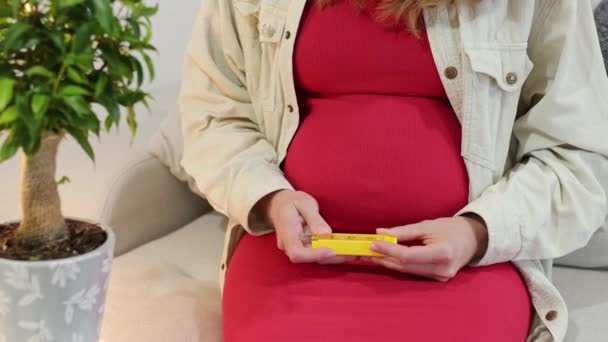 ピルボックスから錠剤を服用している妊婦の閉鎖 妊娠中の薬や治療について 妊娠中の母親は 薬が3期目に許可されているかどうか疑問に思います — ストック動画
